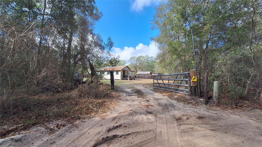 Image 3 of property listing at 23548 NE 120TH STREET, Fort Mc Coy, FL 32134