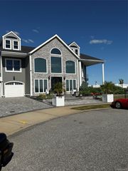 35 PIPER Court, West Islip, NY 11795