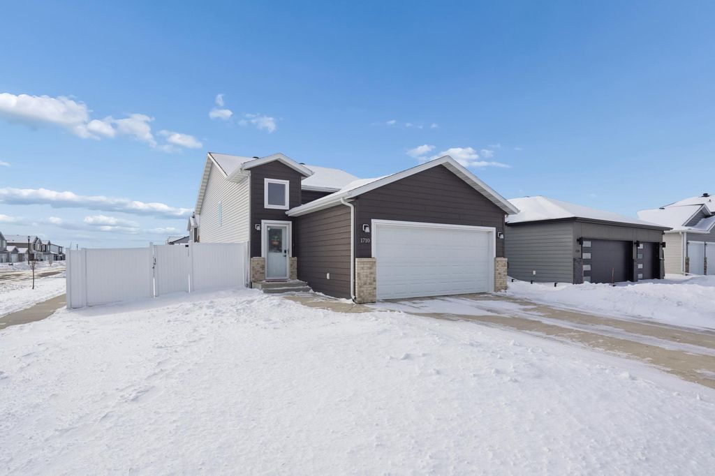 1710 67th Avenue S, Fargo, ND 58104