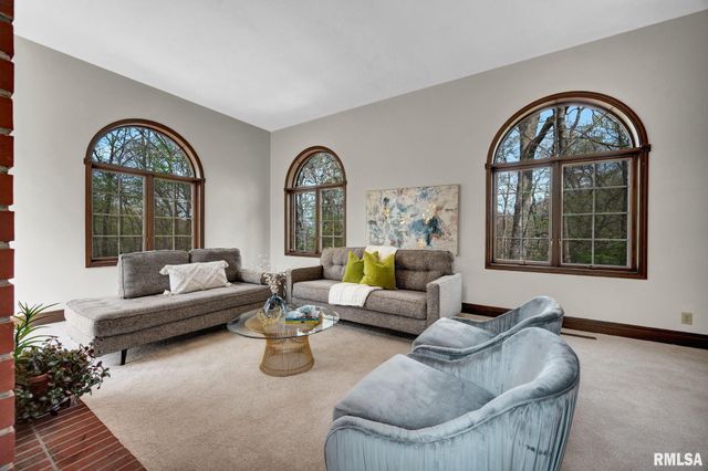 319 W RAVINWOODS Road, Peoria, IL 61615