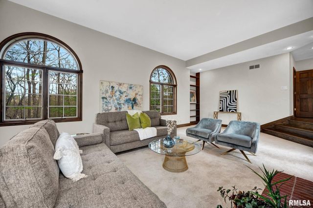 319 W RAVINWOODS Road, Peoria, IL 61615