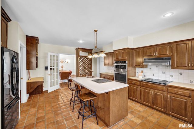 319 W RAVINWOODS Road, Peoria, IL 61615