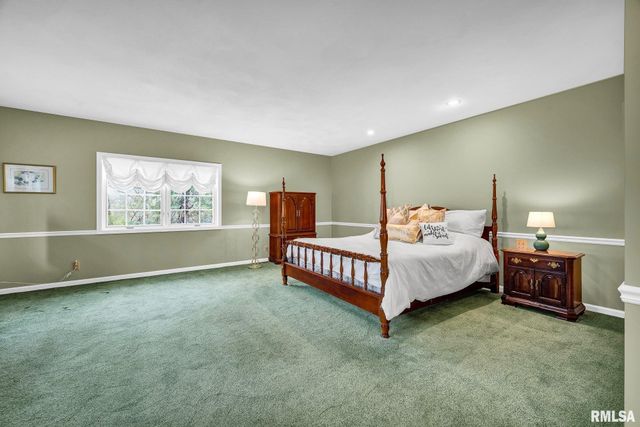 319 W RAVINWOODS Road, Peoria, IL 61615
