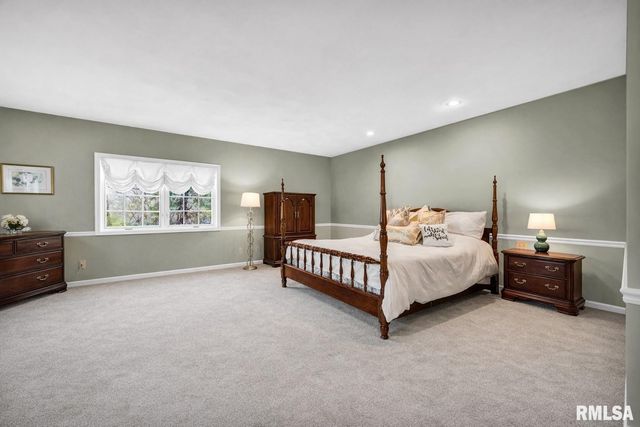 319 W RAVINWOODS Road, Peoria, IL 61615