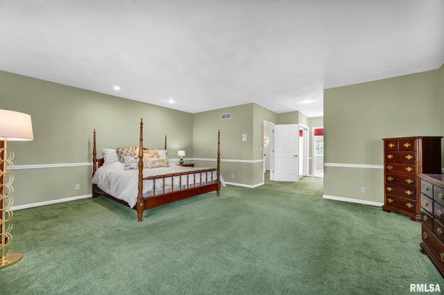 319 W RAVINWOODS Road, Peoria, IL 61615