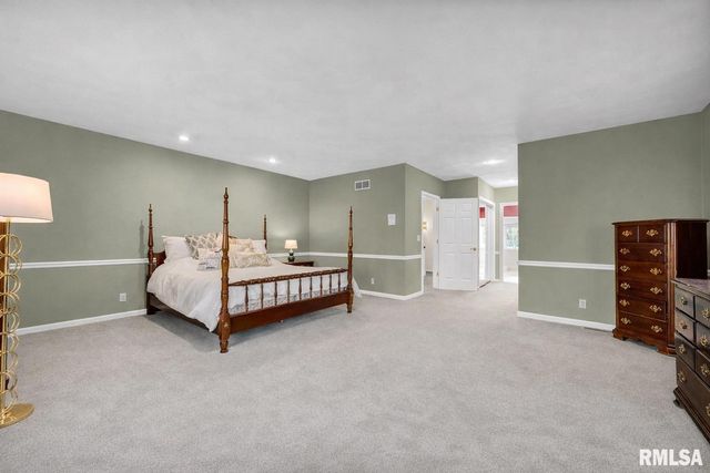319 W RAVINWOODS Road, Peoria, IL 61615