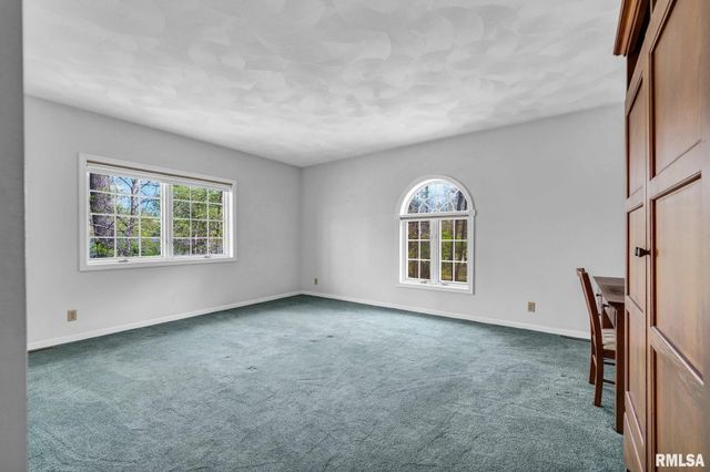 319 W RAVINWOODS Road, Peoria, IL 61615