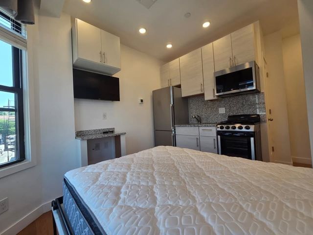 16 Fifth St 11, Chelsea, MA 02150