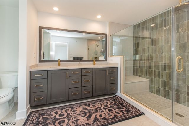 15 Cinnamon Dr, Upper Saddle River Boro, NJ 07458