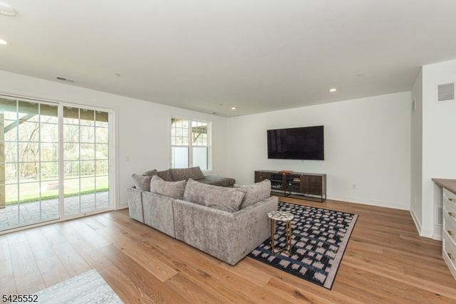 15 Cinnamon Dr, Upper Saddle River Boro, NJ 07458