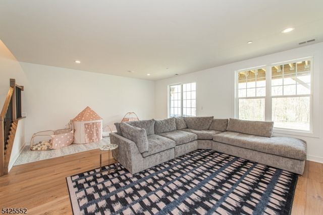 15 Cinnamon Dr, Upper Saddle River Boro, NJ 07458