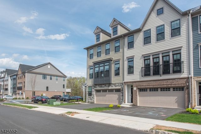 15 Cinnamon Dr, Upper Saddle River Boro, NJ 07458