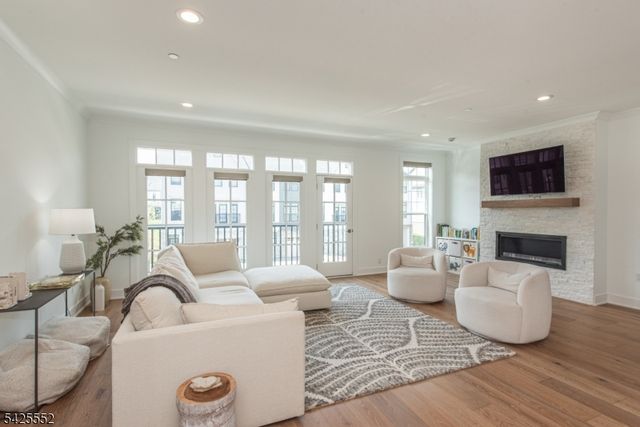 15 Cinnamon Dr, Upper Saddle River Boro, NJ 07458