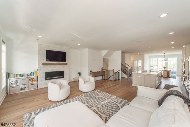 15 Cinnamon Dr, Upper Saddle River Boro, NJ 07458