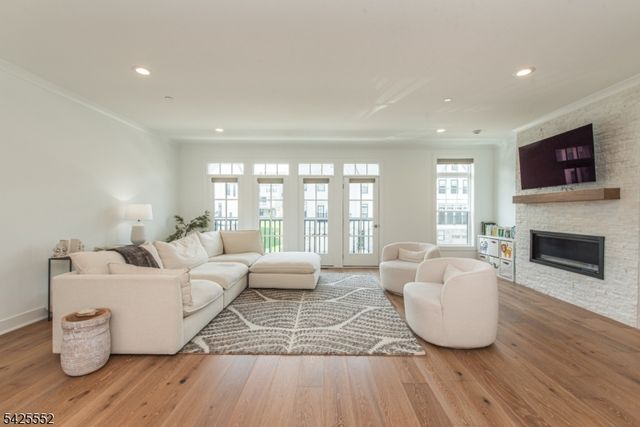 15 Cinnamon Dr, Upper Saddle River Boro, NJ 07458