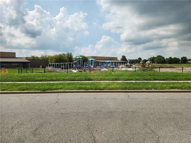961 Oak Crest Drive, Gardner, KS 66030