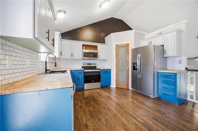 961 Oak Crest Drive, Gardner, KS 66030