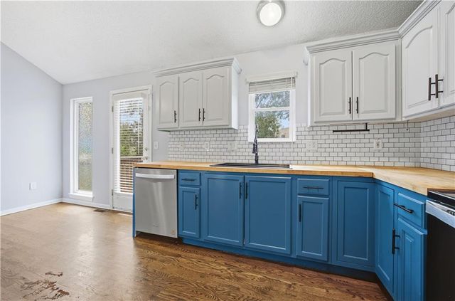 961 Oak Crest Drive, Gardner, KS 66030
