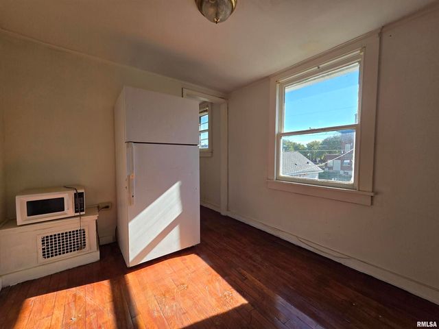 519 4TH Avenue S, Clinton, IA 52732