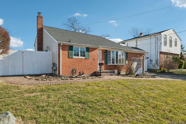 4 Oakley Drive, Huntington Station, NY 11746