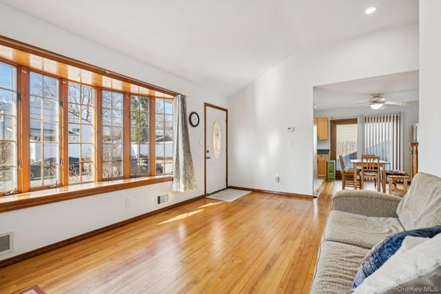 4 Oakley Drive, Huntington Station, NY 11746