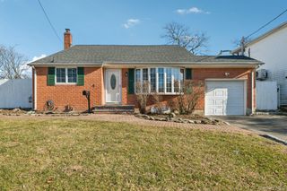 4 Oakley Drive, Huntington Station, NY 11746