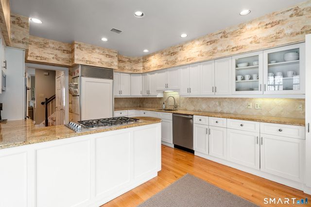15 Governors Row 15, West Hartford, CT 06117