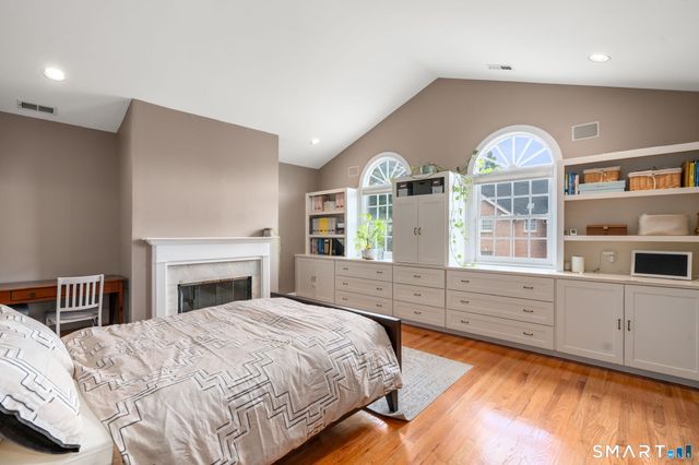 15 Governors Row 15, West Hartford, CT 06117
