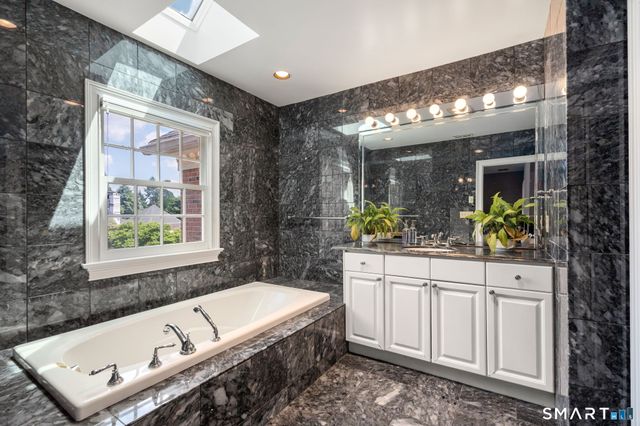 15 Governors Row 15, West Hartford, CT 06117