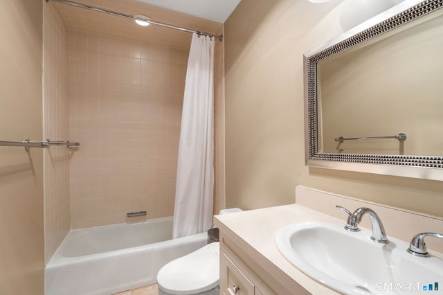 15 Governors Row 15, West Hartford, CT 06117