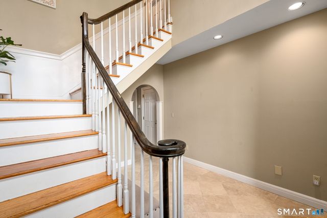 15 Governors Row 15, West Hartford, CT 06117
