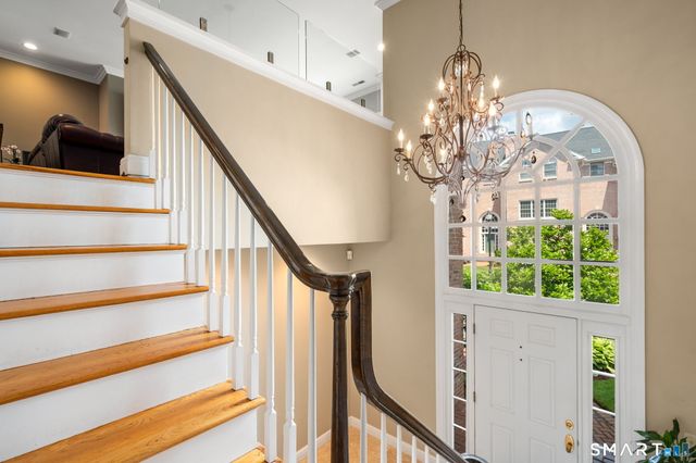 15 Governors Row 15, West Hartford, CT 06117
