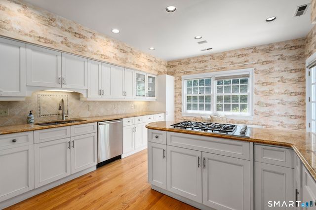 15 Governors Row 15, West Hartford, CT 06117