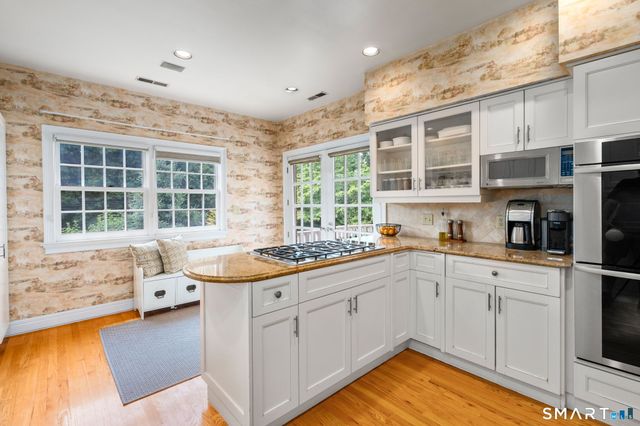 15 Governors Row 15, West Hartford, CT 06117