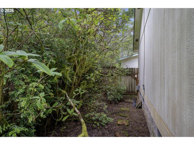 90 OUTER Dr, Florence, OR 97439
