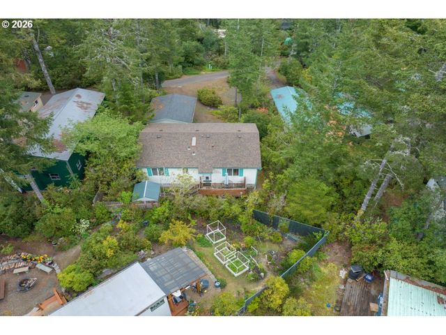 90 OUTER Dr, Florence, OR 97439