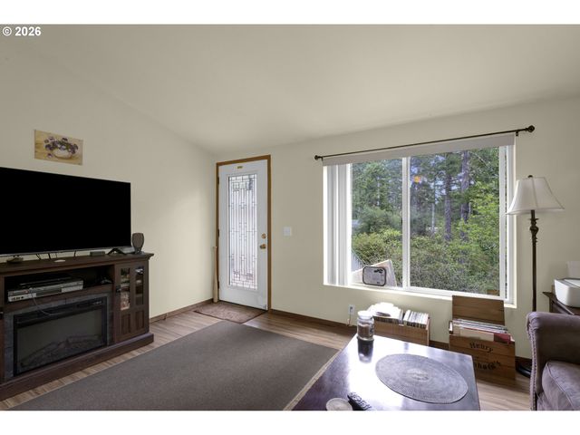 90 OUTER Dr, Florence, OR 97439