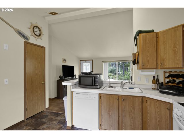 90 OUTER Dr, Florence, OR 97439