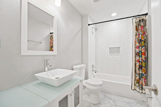 5332 Balcones DR B, Austin, TX 78731