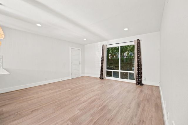 5332 Balcones DR B, Austin, TX 78731