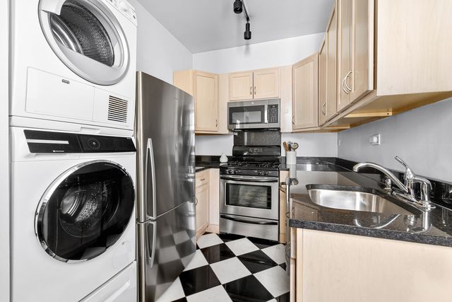 325 W 52ND Street PHD, New York City, NY 10019
