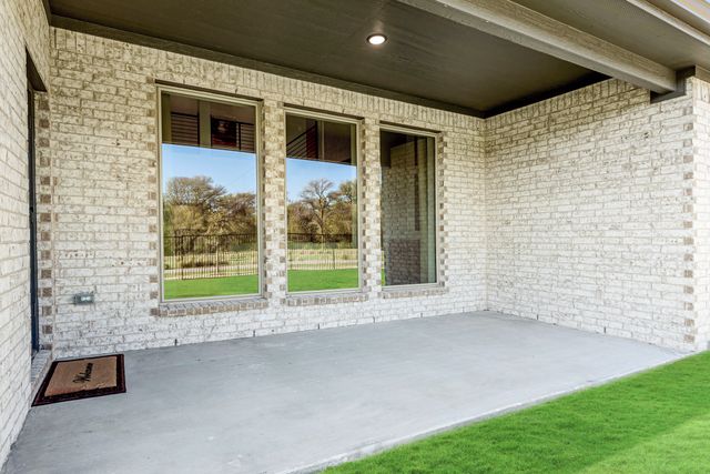 206 Oakcrest Drive, Justin, TX 76247