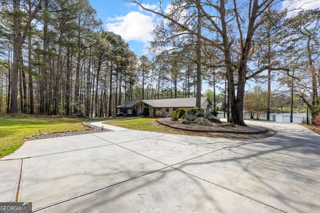 2025 Castle Lake Drive, Tyrone, GA 30290