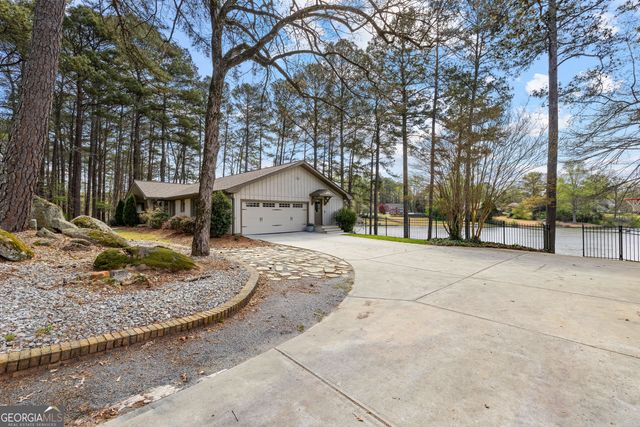 2025 Castle Lake Drive, Tyrone, GA 30290