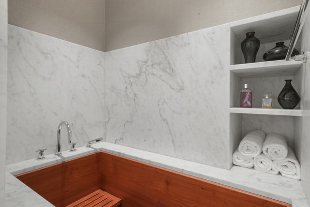 10 E Delaware Place 34A, Chicago, IL 60611