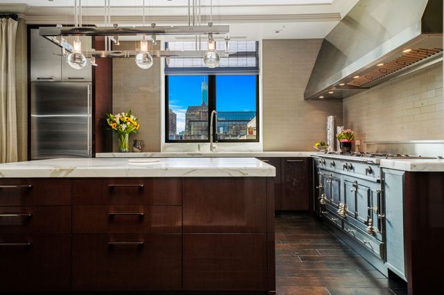 10 E Delaware Place 34A, Chicago, IL 60611