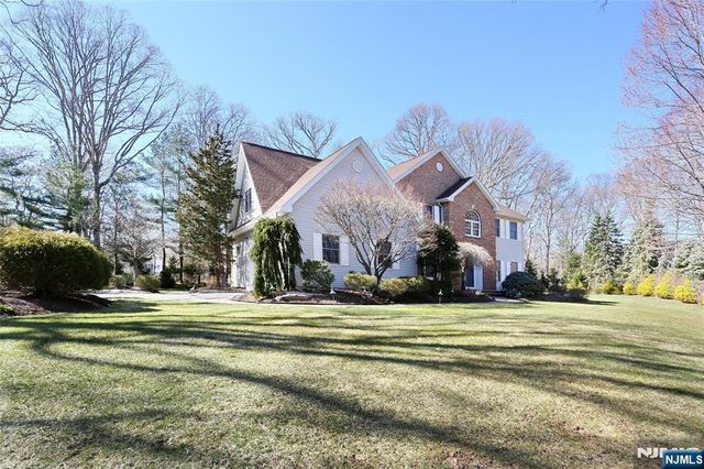 18 Whispering Pines Drive, Mahwah, NJ 07430