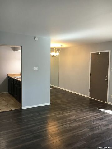 8702 Village Dr, San Antonio, TX 78217