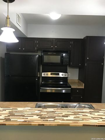 8702 Village Dr, San Antonio, TX 78217