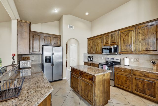 1525 W LAKESIDE DR, Canyon Lake, TX 78133